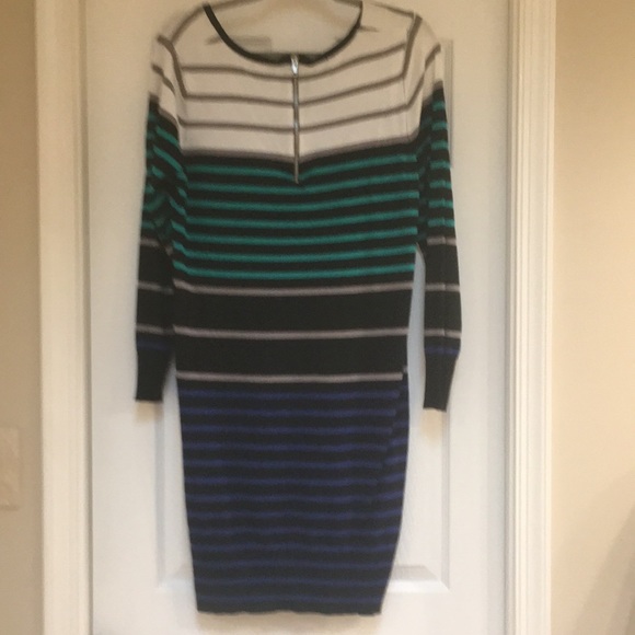 Sweater dress. Long sleeves and zippered back. - Picture 2 of 4